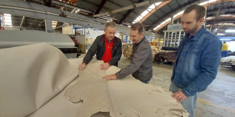Prefeito Polis visita Durlicouros que chega aos 60 anos no mercado mundial