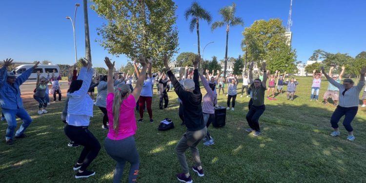 Secretaria de Saúde oferece Yoga ao ar livre para o bem-estar da comunidade