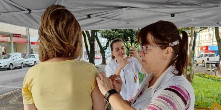 Vacinação contra a gripe é nesta quarta na Esquina Democrática