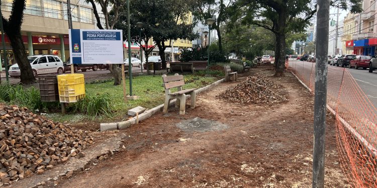 Projeto-piloto da Secretaria de Meio Ambiente restaura pedras portuguesas na área central