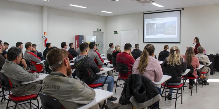 Secretaria de Meio Ambiente realiza palestras do programa Erechim Mais Verde em empresas do município