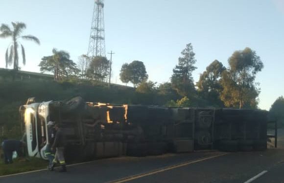 Carreta tomba no acesso a Erebango na ERS 135
