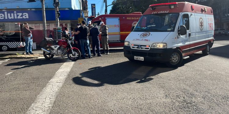 Colisão entre carro e moto deixa um ferido no centro de Erechim
