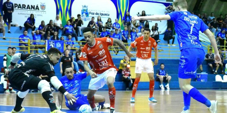 Em noite de golaços e hat-trick de Grillo, Atlântico vence mais uma na LNF