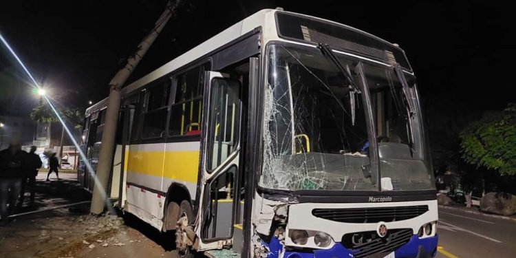 Homem embriagado furta ônibus, colide em veículos e acaba preso em Soledade