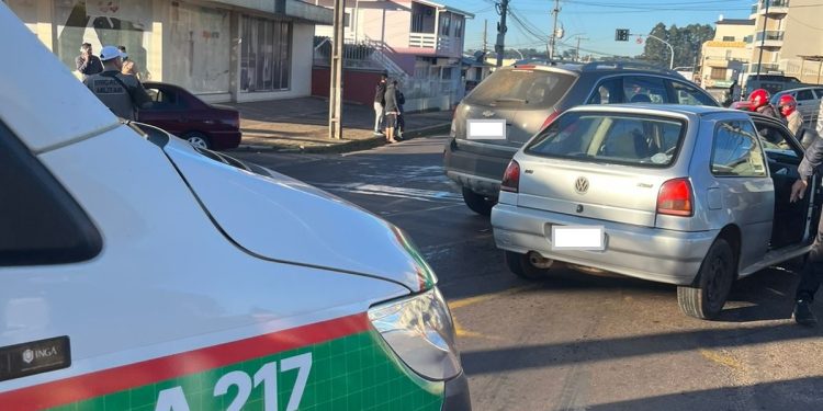 Acidente de trânsito envolve três veículos na Avenida Caldas Junior em Erechim