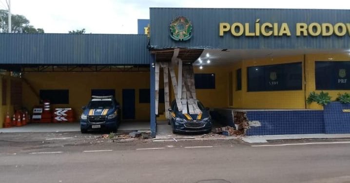 Caminhão atinge posto da PRF na Escola Branca em Erechim