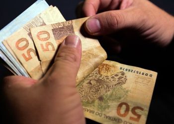 Aposentados e pensionistas do INSS que ganham acima do salário mínimo começam a receber a primeira parcela do 13º