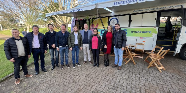 Vice-governador Gabriel Souza conhece projeto do CRAS Itinerante de Erechim