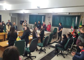 Alunos do Ensino Médio de Escola de Gaurama Libano Alves de Oliveira vivenciam experiência de júri simulado