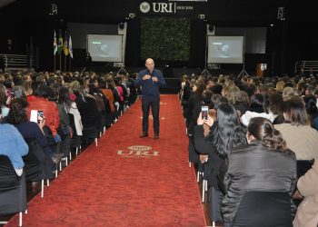Professores municipais lotam Salão de Eventos da URI para ver palestra de Leandro Karnal