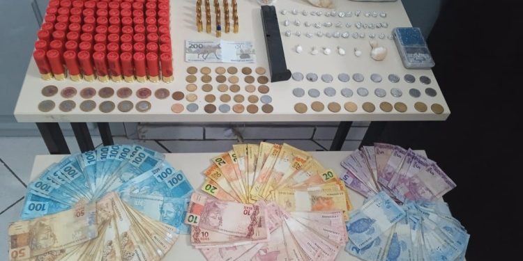 BPChoque apreende adolescente com grande quantidade de munições dinheiro e drogas no bairro Presidente Vargas