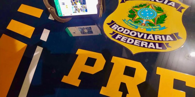 Homem é preso em Erechim por divulgar blitz da PRF