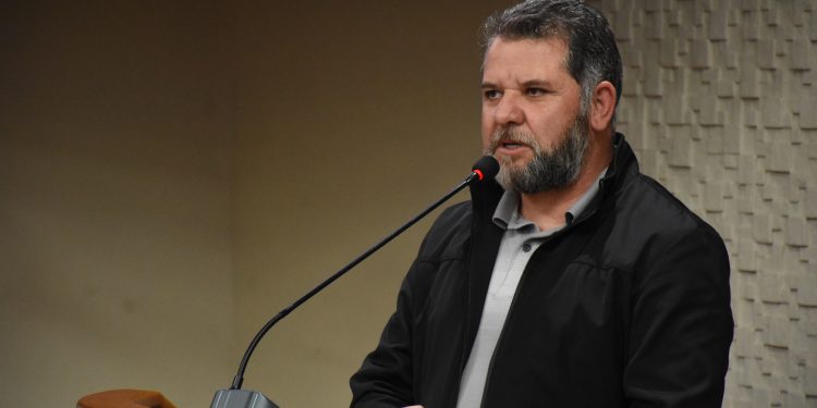 Aprovado projeto do vereador Romildo Protetor que permite a instalação de bebedouros e comedouros para cães de rua