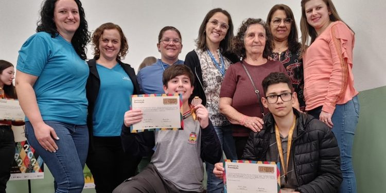 Estudantes de Escolas Municipais recebem medalha em cerimônia da OBMEP