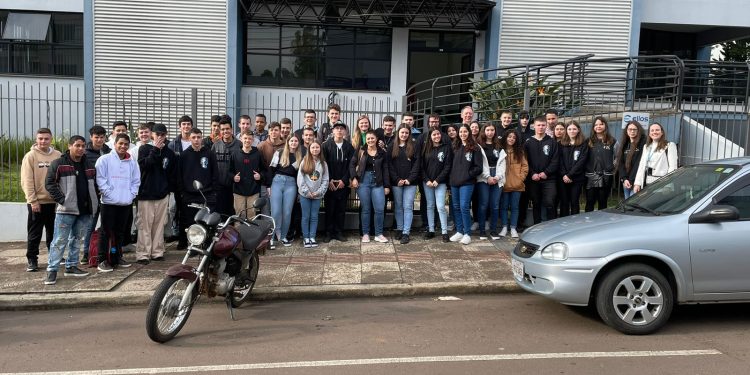 Curso de Direito da URI recebe alunos da Escola João Caruso