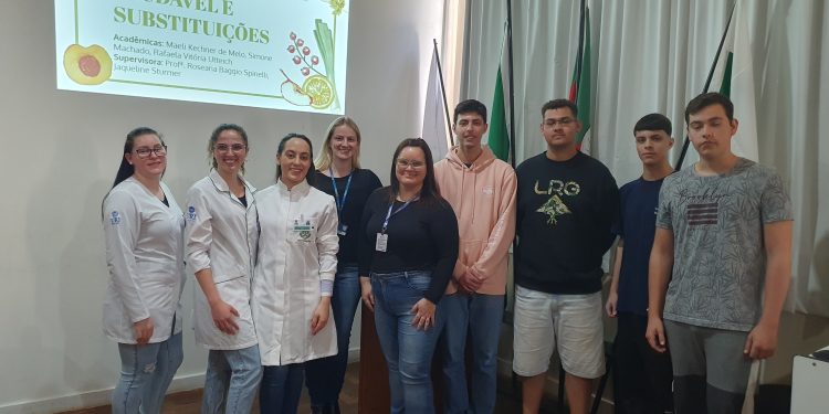 Alimentação saudável é tema de palestra do Curso de Nutrição da URI no Colégio Haidée