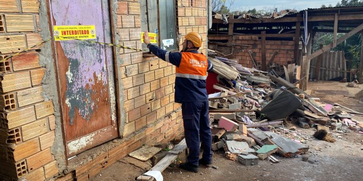 Parte de casa desaba e deixa três feridos no bairro Progresso em Erechim