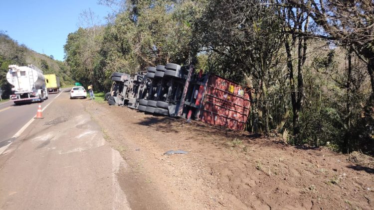 Caminhão tomba na BR 153 em Três Arroios