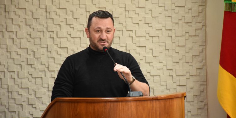 Vereador Ale Dal Zotto solicita revisão do estacionamento rotativo no entorno do Hospital Santa Terezinha