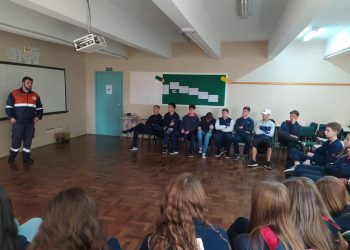 Alunos da Escola da URI têm encontro com Defesa Civil  