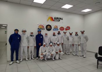 Alunos do Curso Técnico em Eletromecânica da URI visitam indústria de Erechim 