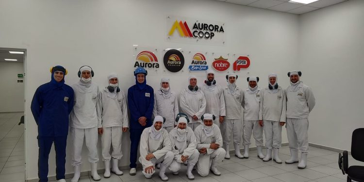 Alunos do Curso Técnico em Eletromecânica da URI visitam indústria de Erechim 