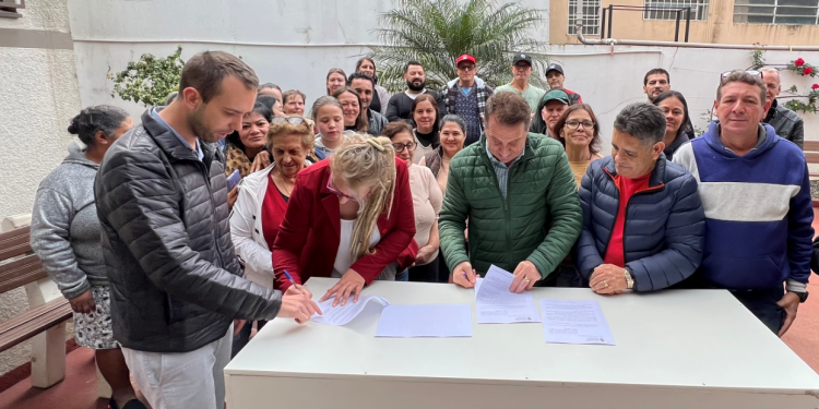 Prefeito Polis assina lei que transfere administração do Mercado Popular para associação