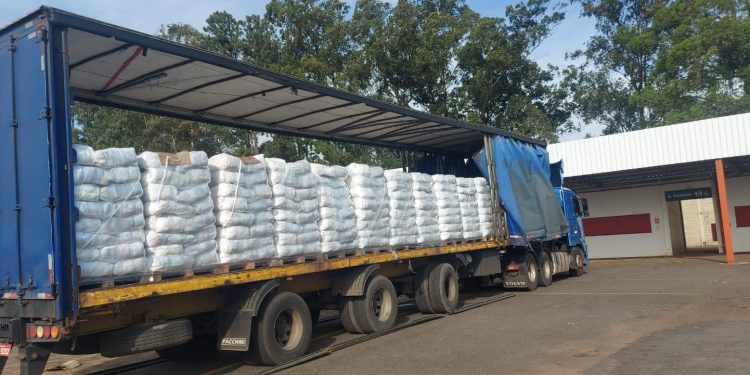 Programa Supera Estiagem entrega cestas básicas à agricultores da região
