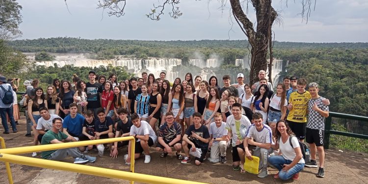 Alunos da Escola da URI fazem viagem de estudos para Foz do Iguaçu 