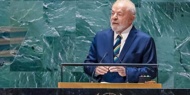 Lula cancela viagens por fortes dores no quadril