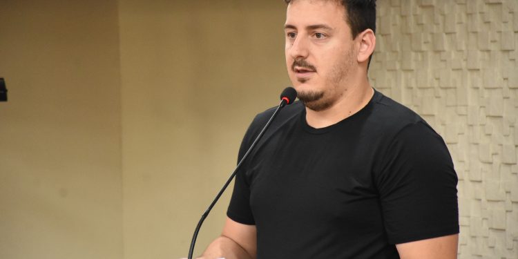 Vereador Wallace Soares solicita a instalação de redutor de velocidade nas imediações da Praça Jayme Lago