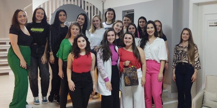 Curso de Estética e Cosmética da URI realiza visita técnica  