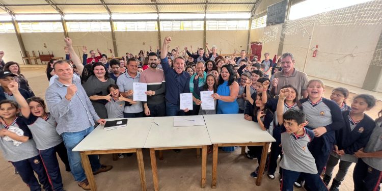Prefeito Polis assina termo que dá início as reformas do ginásio poliesportivo do bairro Paiol Grande