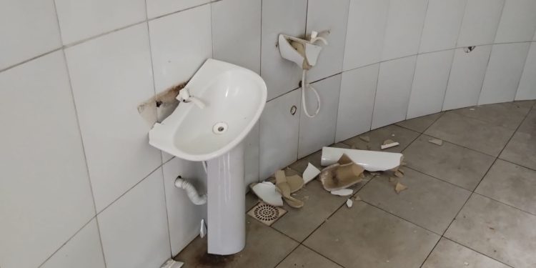 Vandalismo interdita novamente banheiro de Praça Pública em Erechim
