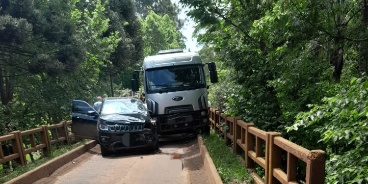 Acidente envolve caminhão e dois veículos e bloqueia ponte sobre o rio Tigre em Erechim
