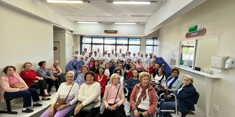 Integrantes do projeto Universidade sem Limites da URI recebem orientações sobre saúde bucal 