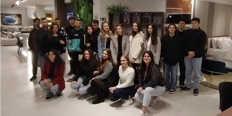 Alunos de Arquitetura e Urbanismo da URI visitam loja de móveis 