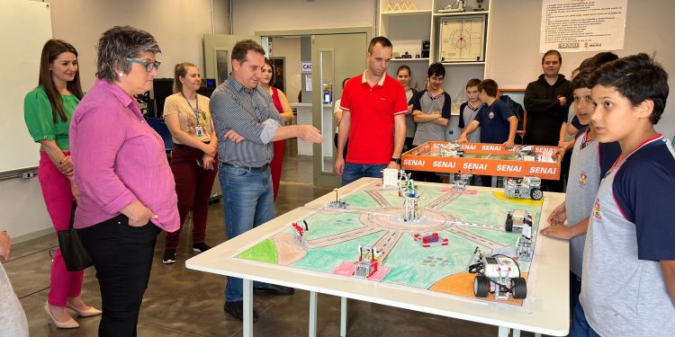 Prefeito Polis visita o mundo SENAI