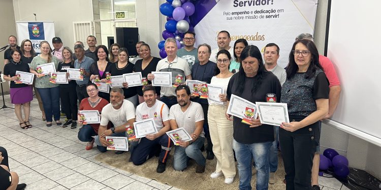 Prefeitura presta homenagem a servidores públicos por tempo de serviços