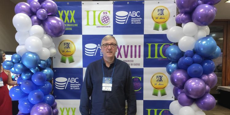 Coordenador de Ciências Contábeis da URI participa de Congresso Internacional