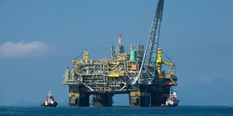 Gasolina no Brasil está, em média, 8% mais cara do que no exterior. No diesel, diferença é de 4%