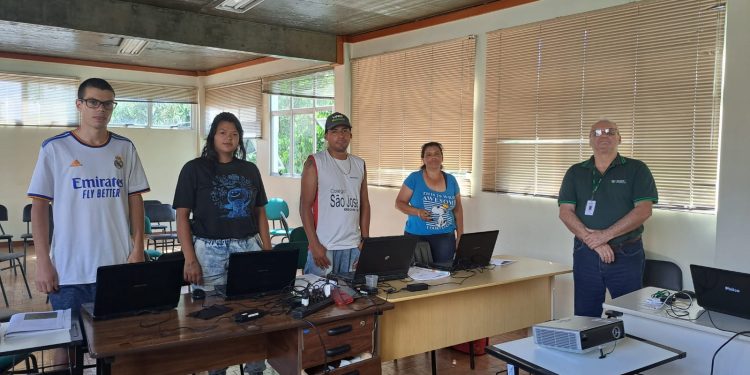 Recicladores aprimoram habilidades com curso de Inclusão Digital