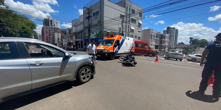 Motociclista fica ferida em acidente no centro de Erechim