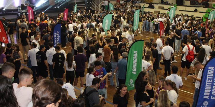 Novos alunos da URI são recebidos com muita animação  