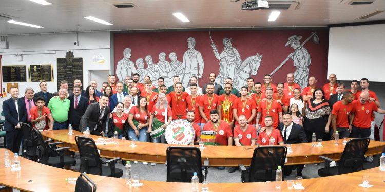 Primeiro título do Atlântico na Liga Nacional de Futsal é celebrado em sessão solene