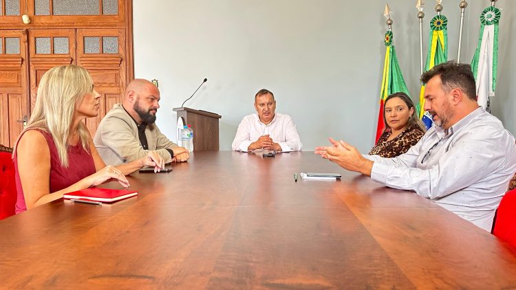 Prefeitura cobra soluções de empresa responsável pela Coleta de Lixo