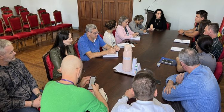 Prefeitura se reúne com representantes da APAE