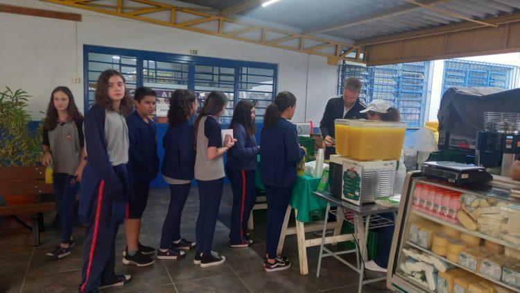 Feira do Produtor na Escola: experiência com hábitos saudáveis na alimentação