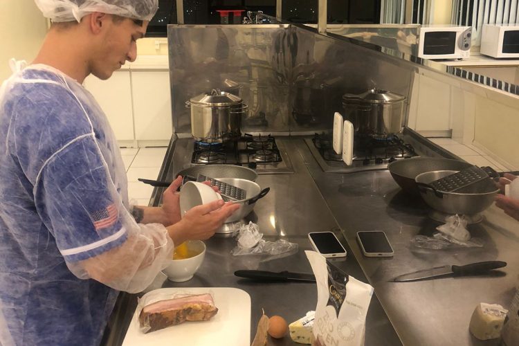 Alunos de Nutrição EAD da URI Erechim desenvolvem técnicas de preparo durante aula prática